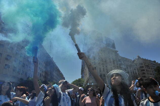 Football Football - Finale de la Coupe du monde de la FIFA Qatar 2022 - Fans Ã Buenos Aires - Buenos Aires, Argentine - 18 dÃ cembre 2022 Les fans argentins cÃ lebrent leur victoire dans la Coupe du monde. FOOTBALL : Coupe du Monde de la FIFA - Qatar 2022 - Les supporters Ã Buenos Aires - 18 12 2022 JaimeOlivos Panoramic 