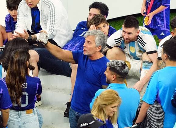 Mandatory Credit: Photo by Javier Garcia Shutterstock (13670815jz) Lionel Messi of Argentina poses for a photo with his father Jorge Messi Argentina v France, FIFA World Cup, WM, Weltmeisterschaft, Fussball 2022, Final, Football, Lusail Stadium, Al Daayen, Qatar - 18 Dec 2022 Editorial Use Only Argentina v France, FIFA World Cup 2022, Final, Football, Lusail Stadium, Al Daayen, Qatar - 18 Dec 2022 Editorial Use Only Copyright: xJavierxGarcia Shutterstockx 13670815jz