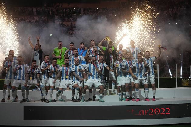 QAT, World Cup FIFA 2022, Final, Argentina vs France 18 12 2022, Lusail Iconic Stadium, Doha, QAT, World Cup FIFA 2022, Final, Argentina vs France, in picture The Argentine team is the World Champion 2022, Argentina s forward Lionel Messi holds the World Cup trophy in his hands nordphotoxGmbHx xBratic nph00250