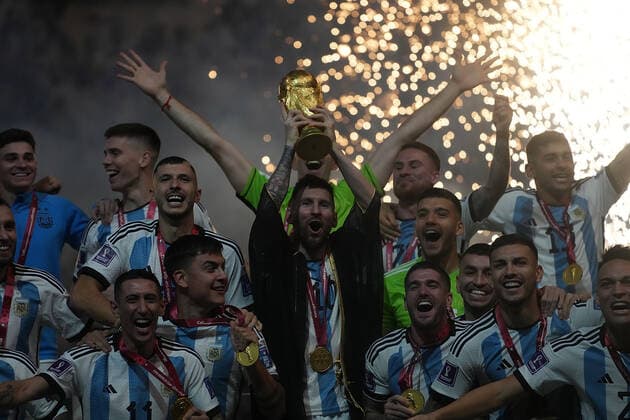 QAT, World Cup FIFA 2022, Final, Argentina vs France 18 12 2022, Lusail Iconic Stadium, Doha, QAT, World Cup FIFA 2022, Final, Argentina vs France, in picture The Argentine team is the World Champion 2022, Argentina s forward Lionel Messi holds the World Cup trophy in his hands nordphotoxGmbHx xBratic nph00250