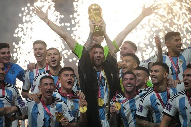 QAT, World Cup FIFA 2022, Final, Argentina vs France 18 12 2022, Lusail Iconic Stadium, Doha, QAT, World Cup FIFA 2022, Final, Argentina vs France, in picture The Argentine team is the World Champion 2022, Argentina s forward Lionel Messi holds the World Cup trophy in his hands nordphotoxGmbHx xBratic nph00250