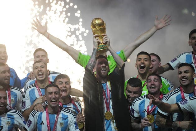 QAT, World Cup FIFA 2022, Final, Argentina vs France 18 12 2022, Lusail Iconic Stadium, Doha, QAT, World Cup FIFA 2022, Final, Argentina vs France, in picture The Argentine team is the World Champion 2022, Argentina s forward Lionel Messi holds the World Cup trophy in his hands nordphotoxGmbHx xBratic nph00250
