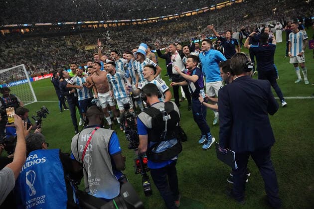 QAT, World Cup FIFA 2022, Final, Argentina vs France 18 12 2022, Lusail Iconic Stadium, Doha, QAT, World Cup FIFA 2022, Final, Argentina vs France, in picture The Argentina team is the 2022 World Champions, celebrating with the fans Right in front, Argentina s forward Lionel Messi can be found. nordphotoxGmbHx xBratic nph00250