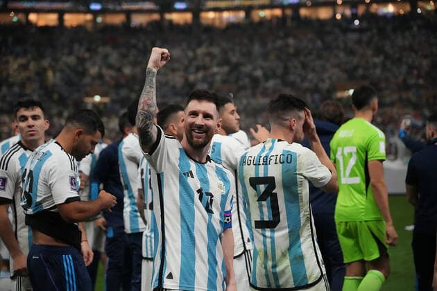 QAT, World Cup FIFA 2022, Final, Argentina vs France 18 12 2022, Lusail Iconic Stadium, Doha, QAT, World Cup FIFA 2022, Final, Argentina vs France, in picture The Argentina team is the 2022 World Champions, celebrating with the fans Right in front, Argentina s forward Lionel Messi can be found. nordphotoxGmbHx xBratic nph00250