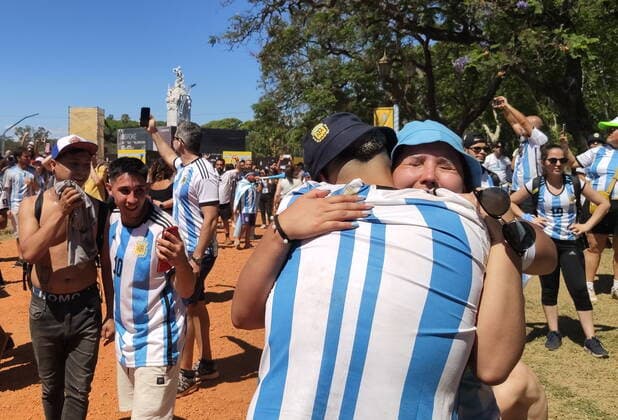 ARGENTINA, BUENOS AIRES - DECEMBER 18, 2022: Football fans celebrate Argentina s victory after watching a live broadcast of a penalty shootout in the 2022 FIFA World Cup, WM, Weltmeisterschaft, Fussball final between France and Argentina in Qatar. Argentina won 3-3 (4-2) in a penalty shootout. Yelena Kondratyeva TASS  56487018