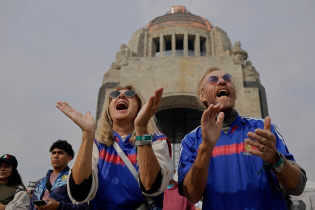 Argentine And French Fans at FIFA Fan Fest for World Cup Final French fans celebrate a goal during the FIFA Fan Fest Mexico on the esplanade of the Monumento a la Revolucion in Mexico City, on the occasion of the World Cup final between Argentina and France. Mexico City Mexico  Copyright: xGerardoxVieyrax originalFilename:vieyra-notitle221218_np7A9.jpg