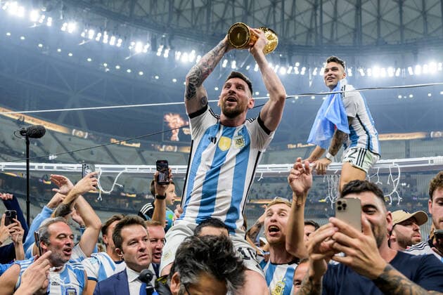 221218 Lionel Messi of Argentina celebrates with the FIFA World Cup Trophy after winning the FIFA World Cup 2022 final between Argentina and France on December 18, 2022 in Doha Photo Joel Marklund BILDBYRAN code JM JM0415 bbeng football football soccer fotball vm fotbols vm fotbols vm fotbols vm 2022 fifa world cup 2022 final argentina france france champions world champions FIFA World Cup Champions Gold medalist jubilation celebration,  Copyright: JOELxMARKLUND BB221218JM221