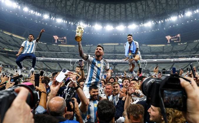 Sport Bilder des Tages Mandatory Credit: Photo by Kieran McManus Shutterstock (13670809id) Lionel Messi lifts the trophy after Argentina win the World Cup Argentina v France, FIFA World Cup, WM, Weltmeisterschaft, Fussball 2022, Final, Football, Lusail Stadium, Al Daayen, Qatar - 18 Dec 2022 Editorial Use Only Argentina v France, FIFA World Cup 2022, Final, Football, Lusail Stadium, Al Daayen, Qatar - 18 Dec 2022 Editorial Use Only  Copyright: xKieranxMcManus Shutterstockx 13670809id