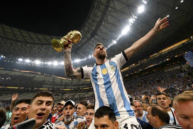 Joie MESSI Lionel (ARG) soulevant le trophee de la Coupe du Monde FOOTBALL : Argentine vs france - Finale - Coupe du Monde Qatar 2022 - 18 12 2022 JBAutissier Panoramic 