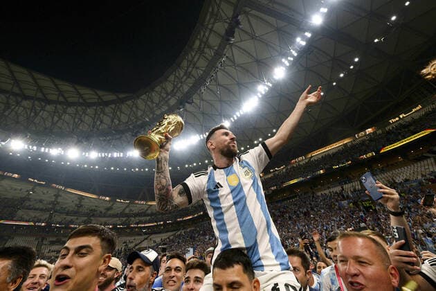 Joie MESSI Lionel (ARG) soulevant le trophee de la Coupe du Monde FOOTBALL : Argentine vs france - Finale - Coupe du Monde Qatar 2022 - 18 12 2022 JBAutissier Panoramic 