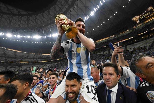 Joie MESSI Lionel (ARG) soulevant le trophee de la Coupe du Monde FOOTBALL : Argentine vs france - Finale - Coupe du Monde Qatar 2022 - 18 12 2022 JBAutissier Panoramic 
