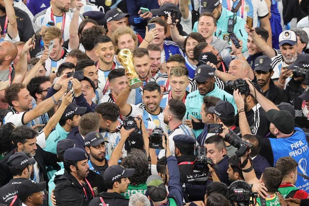 Argentina v France 2022 FIFA World Cup, WM, Weltmeisterschaft, Fussball Serge Aguero with the trophy after the 2022 FIFA World Cup Final between Argentina and France at Lusail Stadium, Lusail Content Not Available For UK Newspapers Copyright: xPaulxChestertonx FIL-17843-0453 UK Newspapers OUT