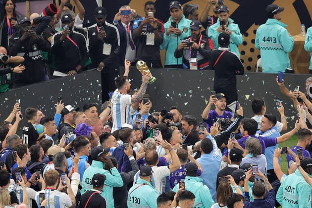 Argentina v France 2022 FIFA World Cup, WM, Weltmeisterschaft, Fussball Lionel Messi of Argentina with the trophy on there shoulders of his team mates after the 2022 FIFA World Cup Final between Argentina and France at Lusail Stadium, Lusail Content Not Available For UK Newspapers Copyright: xPaulxChestertonx FIL-17843-0455 UK Newspapers OUT