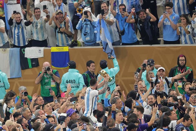 Argentina v France 2022 FIFA World Cup, WM, Weltmeisterschaft, Fussball Lionel Messi of Argentina with the trophy on there shoulders of his team mates after the 2022 FIFA World Cup Final between Argentina and France at Lusail Stadium, Lusail Content Not Available For UK Newspapers Copyright: xPaulxChestertonx FIL-17843-0458 UK Newspapers OUT