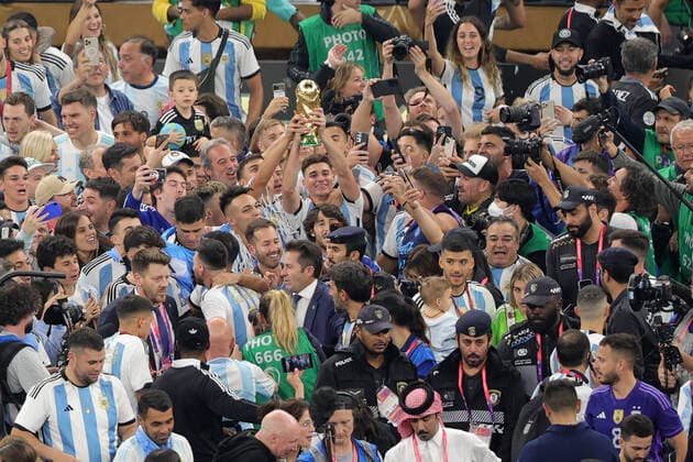 Argentina v France 2022 FIFA World Cup, WM, Weltmeisterschaft, Fussball Lionel Messi of Argentina with the trophy on there shoulders of his team mates after the 2022 FIFA World Cup Final between Argentina and France at Lusail Stadium, Lusail Content Not Available For UK Newspapers Copyright: xPaulxChestertonx FIL-17843-0460 UK Newspapers OUT