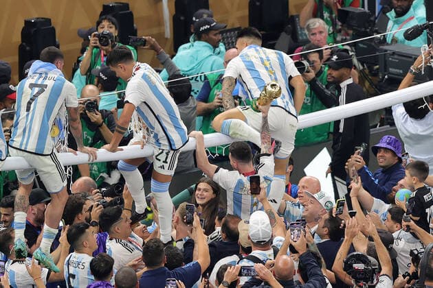 Argentina v France 2022 FIFA World Cup, WM, Weltmeisterschaft, Fussball Lionel Messi of Argentina shows the trophy on the shoulders of his team mates to the fans after the 2022 FIFA World Cup Final between Argentina and France at Lusail Stadium, Lusail Content Not Available For UK Newspapers Copyright: xPaulxChestertonx FIL-17843-0462 UK Newspapers OUT