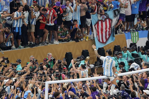 Argentina v France 2022 FIFA World Cup, WM, Weltmeisterschaft, Fussball Lionel Messi of Argentina shows the trophy on the shoulders of his team mates to the fans after the 2022 FIFA World Cup Final between Argentina and France at Lusail Stadium, Lusail Content Not Available For UK Newspapers Copyright: xPaulxChestertonx FIL-17843-0463 UK Newspapers OUT