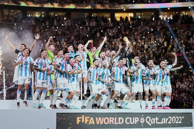 Argentina v France: Final - FIFA World Cup, WM, Weltmeisterschaft, Fussball Qatar 2022 Argentina players celebrate with trophy after the FIFA World Cup Qatar 2022 Final match between Argentina and France at Lusail Stadium on December 18, 2022 in Lusail City, Qatar. Lusail City Qatar  Copyright: xJosexBretonx originalFilename:breton-argentin221218_np0p3.jpg