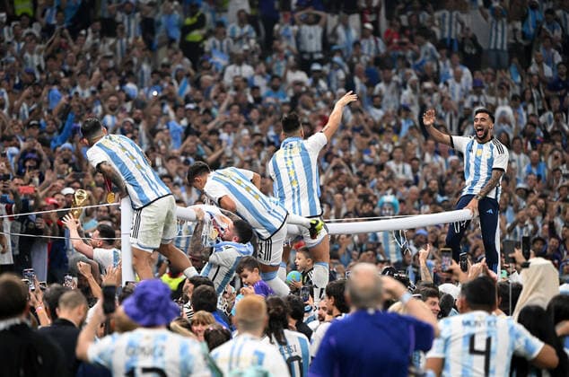 Football, men, 2022 23 season, World Cup in Qatar, final, Argentina France at Lusail Iconic Stadium in Lusail, f l Lionel Messi Argentina with trophy, Angel Correa Argentina , Rodrigo De Paul Argentina , Paulo Dybala Argentina , Lautaro Martinez Argentina on goal, cheering with fans, 18 12 2022, Copyright: xMatthiasxKochx