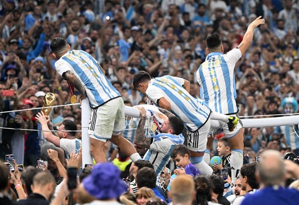 Football, men, 2022 23 season, World Cup in Qatar, final, Argentina France at Lusail Iconic Stadium in Lusail, f l Lionel Messi Argentina with trophy, Angel Correa Argentina , Rodrigo De Paul Argentina , Paulo Dybala Argentina , Lautaro Martinez Argentina on goal, cheering with fans, 18 12 2022, Copyright: xMatthiasxKochx