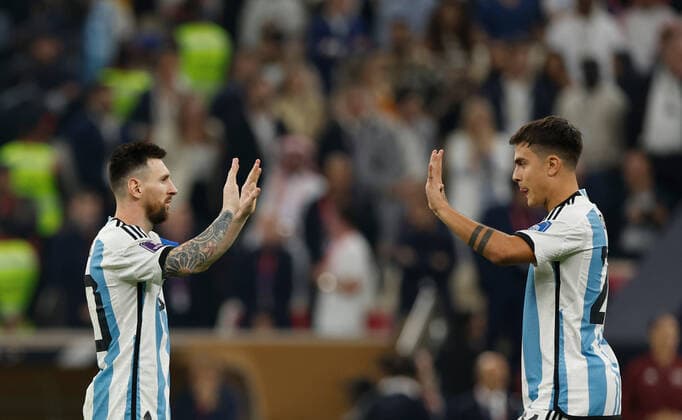 (221218) -- LUSAIL, Dec. 18, 2022 -- Paulo Dybala (R) of Argentina claps hands with his teammate Lionel Messi after scoring a kick during the penalty shoot-out of the Final between Argentina and France at the 2022 FIFA World Cup, WM, Weltmeisterschaft, Fussball at Lusail Stadium in Lusail, Qatar, Dec. 18, 2022. ) (SP)QATAR-LUSAIL-2022 WORLD CUP-FINAL-ARG VS FRA WangxLili 