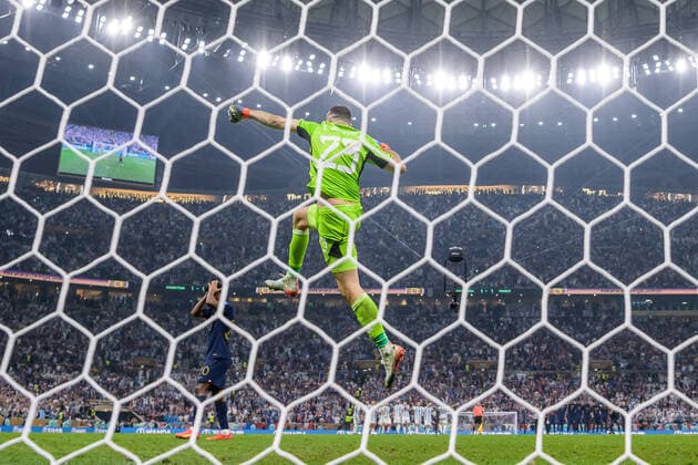 Sport Bilder des Tages 221218 Kingsley Coman of France looks dejected as goalkeeper Emiliano Martinez of Argentina celebrates during the penalty shootout during the FIFA World Cup, WM, Weltmeisterschaft, Fussball 2022 final between Argentina and France on December 18, 2022 in Doha. Photo: Joel Marklund BILDBYRAN kod JM JM0415 bbeng fotboll football soccer fotball vm fotbolls-vm fotball-vm fotbolls-vm 2022 fifa world cup 2022 final argentina frankrike france jubel celebration depp dejected *** 221218 Kingsley Coman of France looks dejected as goalkeeper Emiliano Martinez of Argentina celebrates during the penalty shootout during the FIFA World Cup 2022 final between Argentina and France on December 18, 2022 in Doha Photo Joel Marklund BILDBYRAN code JM JM0415 bbeng fotbol football soccer fotball vm fotbols world cup football world cup football world cup 2022 fifa world cup 2022 final argentina france france cheer celebration depp dejected,  Copyright: JOELxMARKLUND BB221218JM243