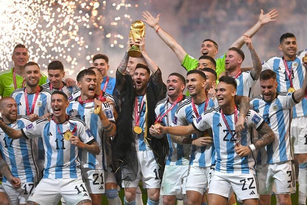 Award ceremony,Lionel MESSI ARG with trophy,cup,trophaee,team photo,team,team photo jubilation,joy,enthusiasm,match 64,FINALE Argentina France 4 2 n E 3 3 on 18 12 2022,Lusail Stadium Football World Cup 20122 in Qatar from 20 11 18 12 2022