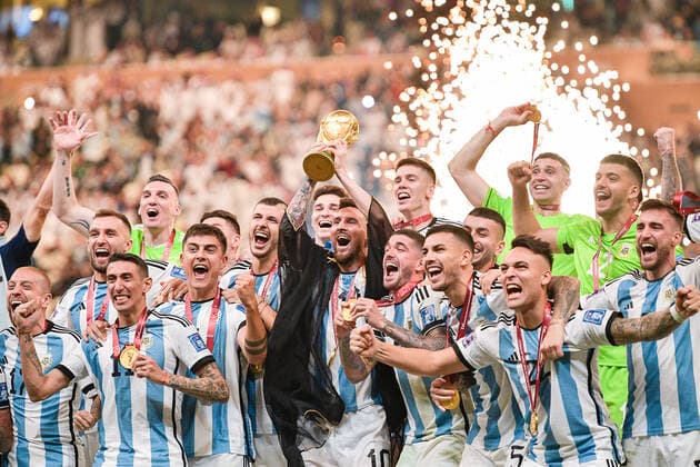 Coach Lionel Scaloni of Argentina, Franco Armani of Argentina, Juan Foyth of Argentina, Nicolas Tagliafico of Argentina, Gonzalo Montiel of Argentina, Leandro Paredes of Argentina, German Pezzella of Argentina, Rodrigo De Paul of Argentina, Marcos Acuna of Argentina, Julian Alvarez of Argentina, Lionel Messi of Argentina, Angel Di Maria of Argentina, Geronimo Rulli of Argentina, Cristian Romero of Argentina, Exequiel Palacios of Argentina, Angel Correa of Argentina, Thiago Almada of Argentina, Alejandro Gomez of Argentina, Guido Rodriguez of Argentina, Nicolas Otamendi of Argentina, Alexis Mac Allister of Argentina, Paulo Dybala of Argentina, Lautaro Martinez of Argentina, Damian Martinez of Argentina, Enzo Fernandez of Argentina, Lisandro Martinez of Argentina and Nahuel Molina of Argentina celebrating with trophy after the Final QAT, Argentinien vs. Frankreich, Fussball, FIFA, Weltmeisterschaft 2022, Finale, 18.12.2022 Copyright: xEibner-PressefotoxInternational PabloxMoranox EP_BSR 221218_EP_ARG_BSR_7553