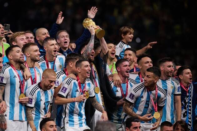 RECORD DATE NOT STATED FIFA World Cup, WM, Weltmeisterschaft, Fussball Qatar 2022 Argentina vs France Final Lionel Messi lifts the Champions Trophy with players from Argentina the game Argentina vs France, corresponding to the great final of the FIFA World Cup Qatar 2022, at Lusail Stadium, Lusail, Doha, on December 18, 2022. <br><br> Lionel Messi levanta el Trofeo de campeon junto a jugadores de Argentina despues del partido Argentina vs Francia, correspondiente a la gran final de la Copa Mundial de la FIFA Catar 2022, en el Estadio Lusail, Lusail, Doha, el 18 de Diciembre de 2022 LUSAIL DOHA QATAR Copyright: xJorgexMartinezx 20221218_11880