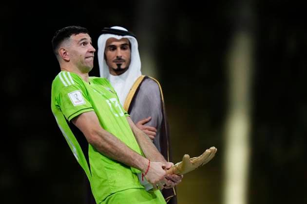 Bilder des Jahres 2022, Sport 12 Dezember Sport Themen der Woche KW50 Sport Bilder des Tages Argentina v France: Final - FIFA World Cup, WM, Weltmeisterschaft, Fussball Qatar 2022 Emiliano Martinez goalkeeper of Argentina and Aston Villa whit his trophy of Best Goalkeeper after the FIFA World Cup Qatar 2022 Final match between Argentina and France at Lusail Stadium on December 18, 2022 in Lusail City, Qatar. Lusail City Qatar  Copyright: xJosexBretonx originalFilename:breton-argentin221218_npr4D.jpg