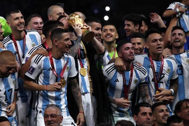 RECORD DATE NOT STATED FIFA World Cup, WM, Weltmeisterschaft, Fussball Qatar 2022 Argentina vs France Final Lionel Messi lifts the Champions Trophy with players from Argentina the game Argentina vs France, corresponding to the great final of the FIFA World Cup Qatar 2022, at Lusail Stadium, Lusail, Doha, on December 18, 2022. <br><br> Lionel Messi levanta el Trofeo de campeon junto a jugadores de Argentina despues del partido Argentina vs Francia, correspondiente a la gran final de la Copa Mundial de la FIFA Catar 2022, en el Estadio Lusail, Lusail, Doha, el 18 de Diciembre de 2022 LUSAIL DOHA QATAR Copyright: xAndresxPinax 20221218_11899