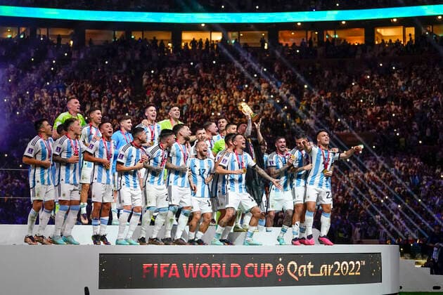 QAT: Argentina v France. FIFA World Cup, WM, Weltmeisterschaft, Fussball Qatar 2022. Final Lionel Messi of Argentina lifts the World Cup with his teammates during the FIFA World Cup Qatar 2022 match, Final, between Argentina and France played at Lusail Stadium on Dec 18, 2022 in Lusail, Qatar. Copyright: xBaguxBlancox xPRESSINx WC_221218_371