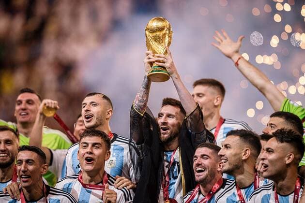 Sport Bilder des Tages Argentina vs France LUSAIL, AD - 18.12.2022: ARGENTINA VS FRANCE - MESSI Lionel of Argentina lifts the World Cup trophy after Argentina beat France in a penalty shootout after a 3-3 draw, in a match valid for the final of the Qatar 2022 World Cup, held at the National Stadium of Lusail in Lusail, Qatar. (Photo: Marcelo Machado de Melo Fotoarena) x2312012x  MarceloxMachadoxdexMelo