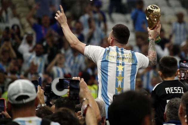 RECORD DATE NOT STATED FIFA World Cup, WM, Weltmeisterschaft, Fussball Qatar 2022 Argentina vs France Final Lionel Messi lifts the Champions Trophy with players from Argentina the game Argentina vs France, corresponding to the great final of the FIFA World Cup Qatar 2022, at Lusail Stadium, Lusail, Doha, on December 18, 2022. <br><br> Lionel Messi levanta el Trofeo de campeon junto a jugadores de Argentina despues del partido Argentina vs Francia, correspondiente a la gran final de la Copa Mundial de la FIFA Catar 2022, en el Estadio Lusail, Lusail, Doha, el 18 de Diciembre de 2022 LUSAIL DOHA QATAR Copyright: xAndresxPinax 20221218_11973