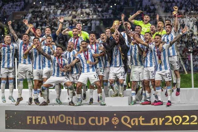RECORD DATE NOT STATED FIFA World Cup, WM, Weltmeisterschaft, Fussball Qatar 2022 Argentina vs France Final Lionel Messi lifts the Champions Trophy with players from Argentina the game Argentina vs France, corresponding to the great final of the FIFA World Cup Qatar 2022, at Lusail Stadium, Lusail, Doha, on December 18, 2022. <br><br> Lionel Messi levanta el Trofeo de campeon junto a jugadores de Argentina despues del partido Argentina vs Francia, correspondiente a la gran final de la Copa Mundial de la FIFA Catar 2022, en el Estadio Lusail, Lusail, Doha, el 18 de Diciembre de 2022 LUSAIL DOHA QATAR Copyright: xRichardxCallisx 20221218_11987