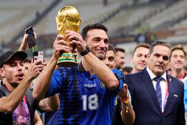 RECORD DATE NOT STATED FIFA World Cup, WM, Weltmeisterschaft, Fussball Qatar 2022 Argentina vs France Final Lionel Scaloni lifts the Champions Trophy of Argentina the game Argentina vs France, corresponding to the great final of the FIFA World Cup Qatar 2022, at Lusail Stadium, Lusail, Doha, on December 18, 2022. <br><br> Lionel Scaloni Director Tecncio levanta el Trofeo de campeon de Argentina despues del partido Argentina vs Francia, correspondiente a la gran final de la Copa Mundial de la FIFA Catar 2022, en el Estadio Lusail, Lusail, Doha, el 18 de Diciembre de 2022 LUSAIL DOHA QATAR Copyright: xJorgexMartinezx 20221218_11989
