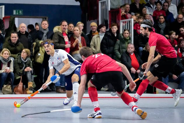 f li Raphael Hartkopf MHC, 6 , Marius Haber TSVMH, 27 , Philip Schlageter TSVMH, 10 , duel, tackle, tackling, dynamic, action, action, 18 12 2022, Mannheim Germany , indoor field hockey, 1 Bundesliga Süd, men, TSV Mannheim Mannheimer HC xozx