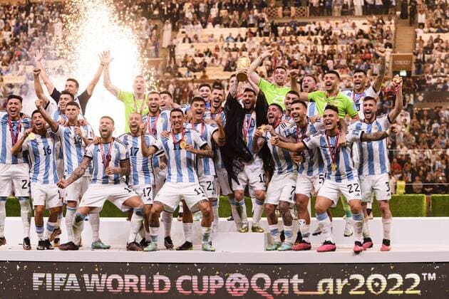 RECORD DATE NOT STATED FIFA World Cup, WM, Weltmeisterschaft, Fussball Qatar 2022 Argentina vs France Final Lionel Messi lifts the Champions Trophy with players from Argentina the game Argentina vs France, corresponding to the great final of the FIFA World Cup Qatar 2022, at Lusail Stadium, Lusail, Doha, on December 18, 2022. <br><br> Lionel Messi levanta el Trofeo de campeon junto a jugadores de Argentina despues del partido Argentina vs Francia, correspondiente a la gran final de la Copa Mundial de la FIFA Catar 2022, en el Estadio Lusail, Lusail, Doha, el 18 de Diciembre de 2022 LUSAIL DOHA QATAR Copyright: xMarcioxMachadox 20221218_12006