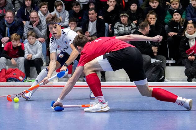 f li Raphael Hartkopf MHC, 6 , Dario Benke TSVMH, 4 , duel, tackle, tackling, dynamic, action, action, 18 12 2022, Mannheim Germany , indoor field hockey, 1 Bundesliga Süd, men, TSV Mannheim Mannheimer HC xozx