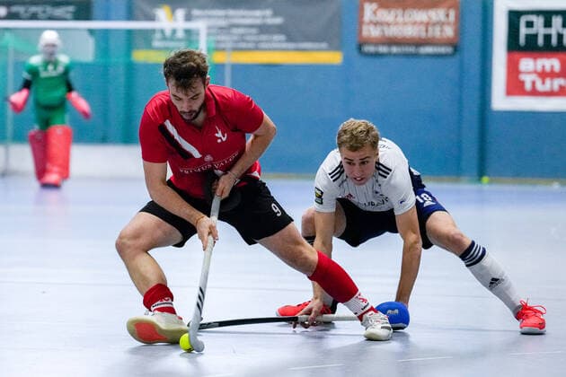 f li Nicolas Proske TSVMH, 9 , Mario Schachner MHC, 18 , duel, duel scene, duel, tackle, tackling, dynamic, action, action, 18 12 2022, Mannheim Germany , indoor field hockey, 1 Bundesliga Süd, men, TSV Mannheim Mannheimer HC xozx