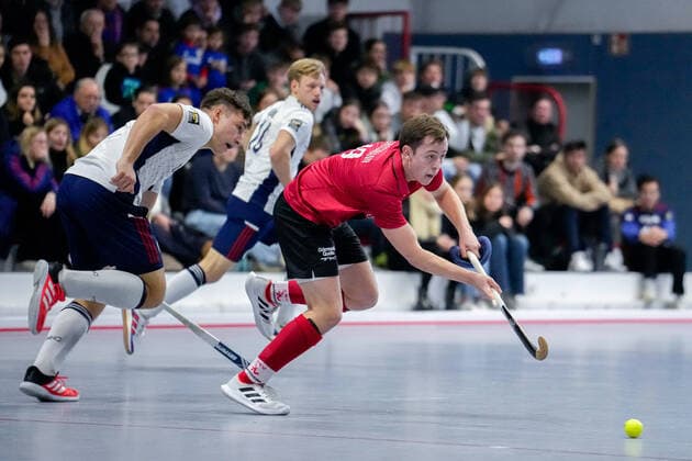from left Jossip Anzeneder MHC, 11 , Linus Müller MHC, 10 , Luca Großmann Grossmann, TSVMH, 19 , duel, game scene, duel, tackle, tackling, dynamics, action, action, 18 12 2022, Mannheim Germany , indoor field hockey, 1 Bundesliga Süd, men, TSV Mannheim Mannheimer HC xozx