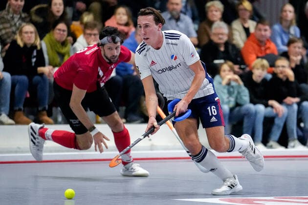 f li Philip Schlageter TSVMH, 10 , Peer Hinrichs MHC, 16 , action, game scene, 18 12 2022, Mannheim Germany , indoor field hockey, 1 Bundesliga Süd, men, TSV Mannheim Mannheimer HC xozx