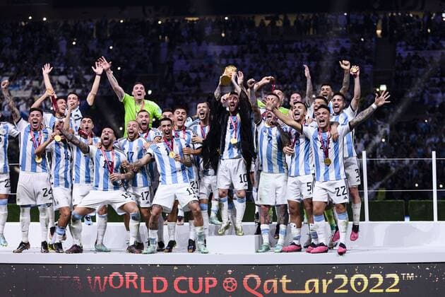 RECORD DATE NOT STATED FIFA World Cup, WM, Weltmeisterschaft, Fussball Qatar 2022 Argentina vs France Final Lionel Messi lifts the Champions Trophy with players from Argentina the game Argentina vs France, corresponding to the great final of the FIFA World Cup Qatar 2022, at Lusail Stadium, Lusail, Doha, on December 18, 2022. <br><br> Lionel Messi levanta el Trofeo de campeon junto a jugadores de Argentina despues del partido Argentina vs Francia, correspondiente a la gran final de la Copa Mundial de la FIFA Catar 2022, en el Estadio Lusail, Lusail, Doha, el 18 de Diciembre de 2022 LUSAIL DOHA QATAR Copyright: xMarcioxMachadox 20221218_12011