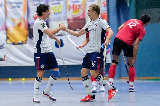 from left to right scorer Erik Kleinlein MHC, 12 , Mario Schachner MHC, 18 , players of Mannheimer HC MHC , celebrating the goal, celebrating the goal, celebrating the goal, optimistic, game scene, highlight, action, action, 18 12 2022, Mannheim Germany , indoor field hockey, 1 Bundesliga Süd, men, TSV Mannheim Mannheimer HC xozx