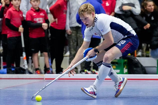 Linus Müller MHC, 10 , on the ball, cutout, full body, single image, single photo, action, action, 18 12 2022, Mannheim Germany , indoor field hockey, 1 Bundesliga Süd, men, TSV Mannheim Mannheimer HC xozx