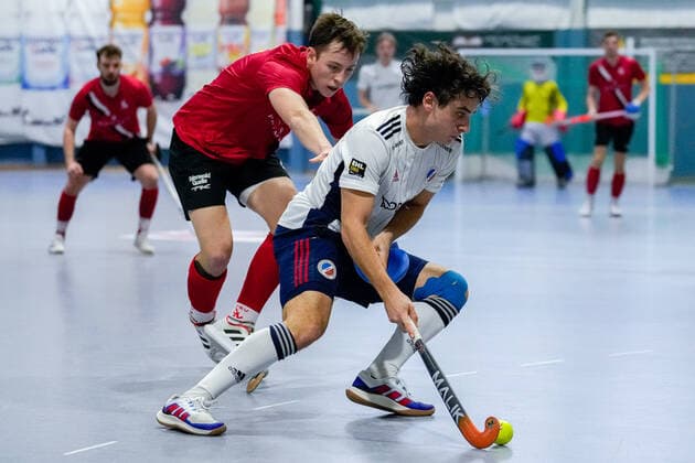 f l Luca Großmann Grossmann, TSVMH, 19 , Erik Kleinlein MHC, 12 , duel, tackle, tackling, dynamic, action, action, 18 12 2022, Mannheim Germany , indoor field hockey, 1 Bundesliga Süd, men, TSV Mannheim Mannheimer HC xozx