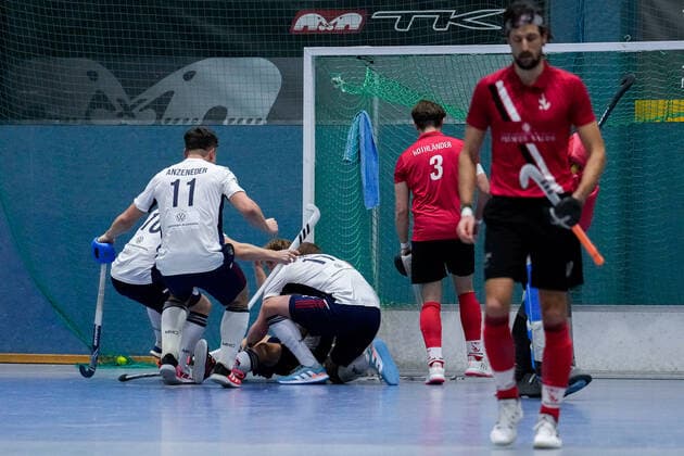 Players from Mannheimer HC MHC , cheering after the final whistle, victory, winner, winner, cheers, joy, optimistic, highlight, action, derby victory, derby winner, 18 12 2022, Mannheim Germany , indoor field hockey, 1 Bundesliga Süd, men, TSV Mannheim Mannheimer HC xozx