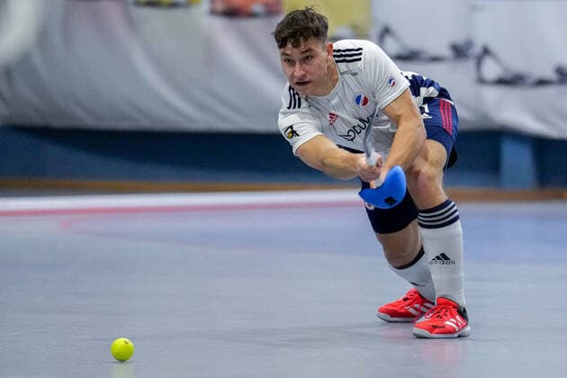Jossip Anzeneder MHC, 11 , on the ball, crop, full body, single image, single photo, action, action, 18 12 2022, Mannheim Germany , indoor field hockey, 1 Bundesliga Süd, men, TSV Mannheim Mannheimer HC xozx