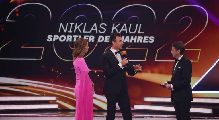Baden Baden , Athlete of the Year 2022 , Sperrfirst 22 30 clock , Athlete of the Year Niklas Kaul , from left Kathrin Müller Hohenstein Niklas Kaul Rudi Cerne