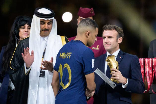 Sport Themen der Woche KW50 Sport Bilder des Tages 221218 Kylian Mbappe of France and Emmanuel Macron, President of France, after the FIFA World Cup, WM, Weltmeisterschaft, Fussball 2022 final between Argentina and France on December 18, 2022 in Doha. Photo: Joel Marklund BILDBYRAN kod JM JM0415 bbeng fotboll football soccer fotball vm fotbolls-vm fotball-vm fotbolls-vm 2022 fifa world cup 2022 final argentina frankrike france depp dejected *** 221218 Kylian Mbappe of France and Emmanuel Macron, President of France, after the FIFA World Cup 2022 final between Argentina and France on December 18, 2022 in Doha Photo Joel Marklund BILDBYRAN code JM JM0415 bbeng football football soccer fotball world cup football world cup football world cup football world cup 2022 fifa world cup 2022 final argentina france france depp dejected,  Copyright: JOELxMARKLUND BB221218JM278